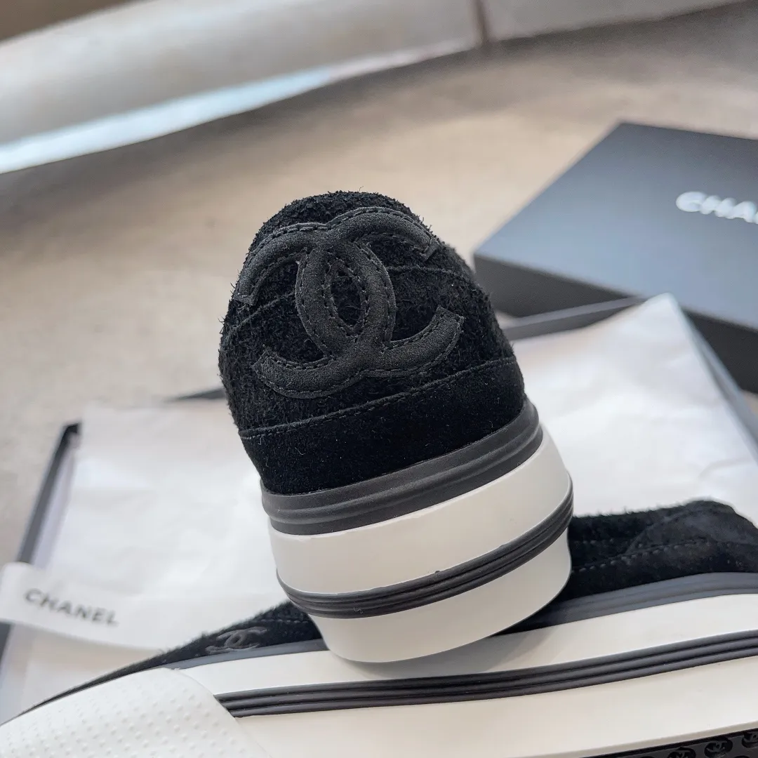👟👟Ex-factory price 520👟👟 Chanel 23b new panda shoes C's new casual white shoes sneakers There is a reason why these shoes are so popular 🔥 They are so comfortable. They are a shoe that coexists with comfort, beauty and versatility. You can easily walk ten thousand or twenty thousand steps without any pressure. The original development last shape is delicate and stylish, and you are not afraid of wide feet. It will not make your feet fat, and it looks good and comfortable on your feet! It feels very light on the feet! Comfortable and breathable! Super whitening‼ ️It’s really a perfect match. Upper: first-layer cowhide/➕sheepskin lining. Exclusive 1:1 original customization [different from market currency‼ ️】The foot pads are made of imported mixed sheepskin, which is breathable and comfortable! ✔ T👟👟Ex-factory price U outsole exclusive original development private model! Differentiating the market rubber outsole‼ ️✔ Size: 35-39 (40 orders cannot be returned or exchanged)